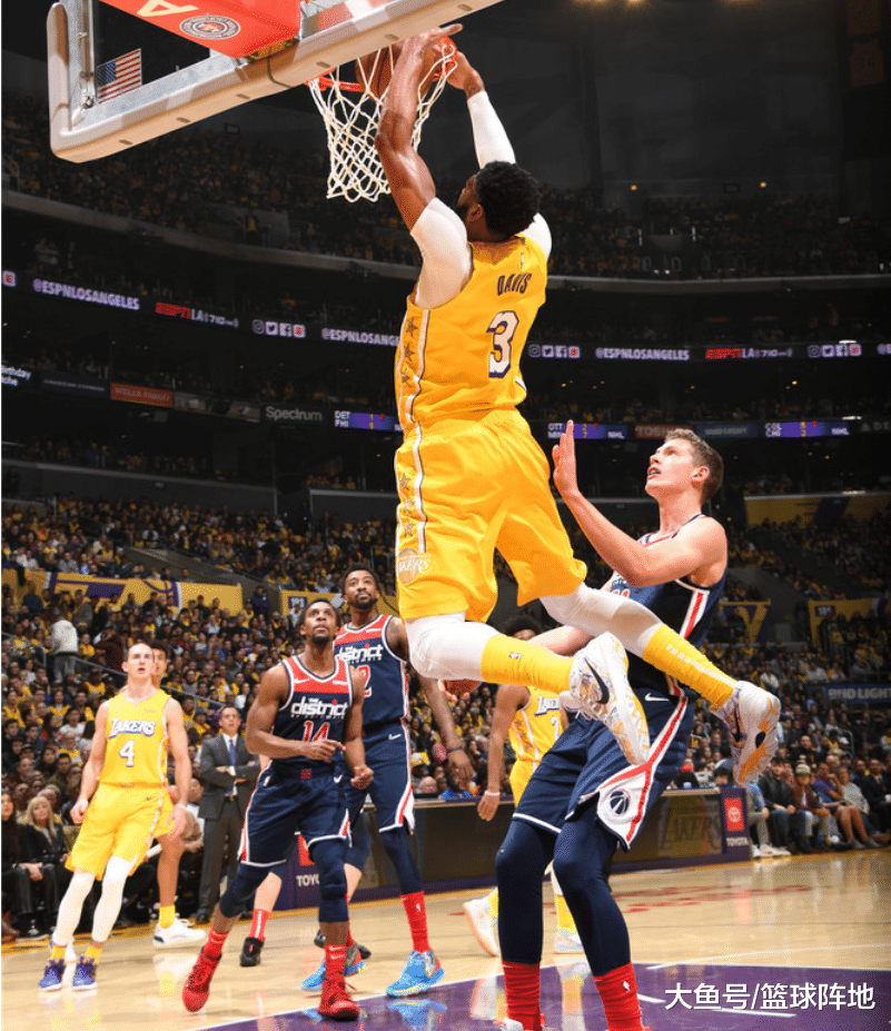 爱游戏-莱万多夫斯基爆冷击败雄鹿，爆冷引爆全场！的简单介绍