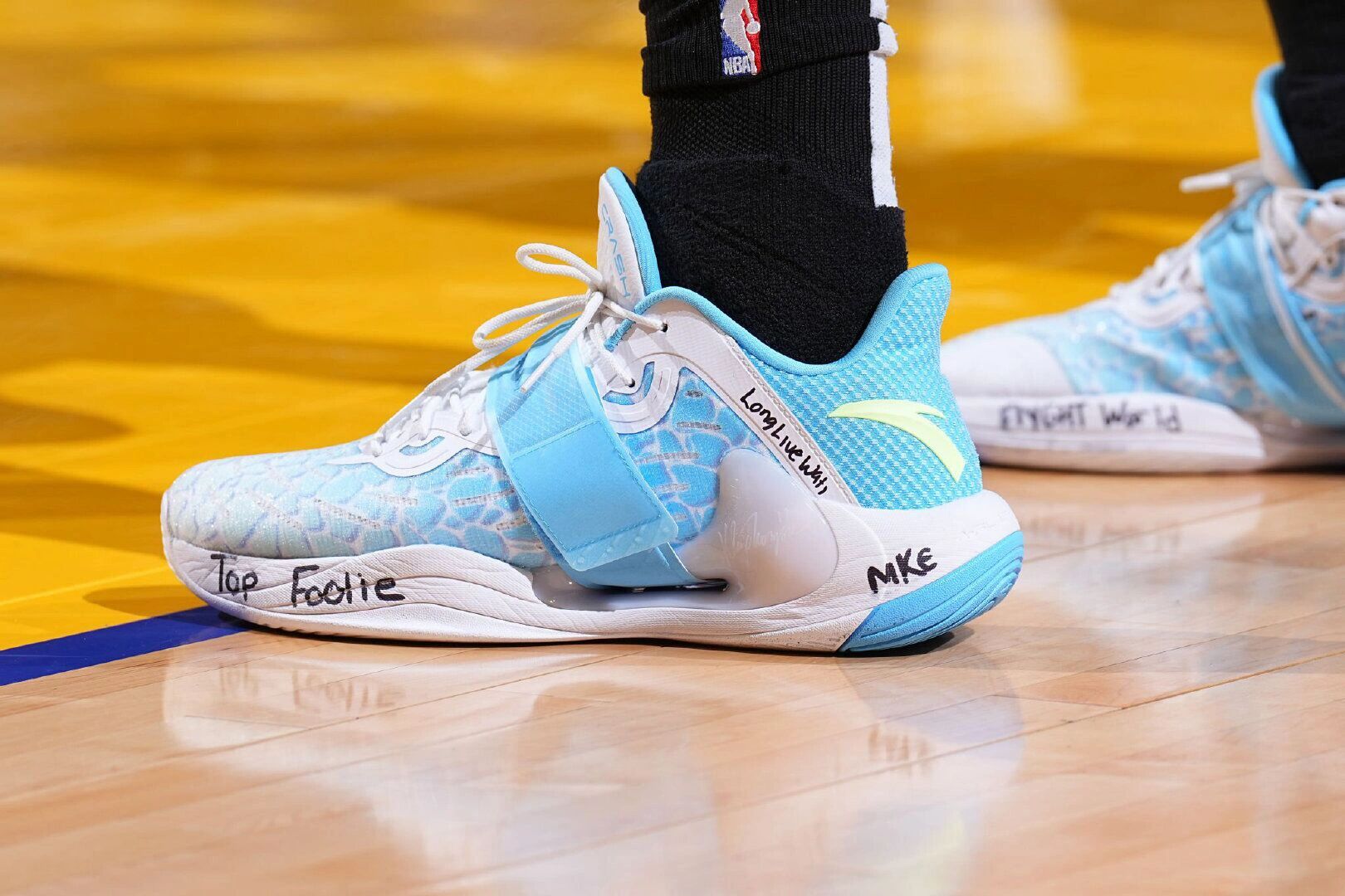 AYX-JackeyLove在勇士比赛中回归赛场，出色防守引发热议！的简单介绍