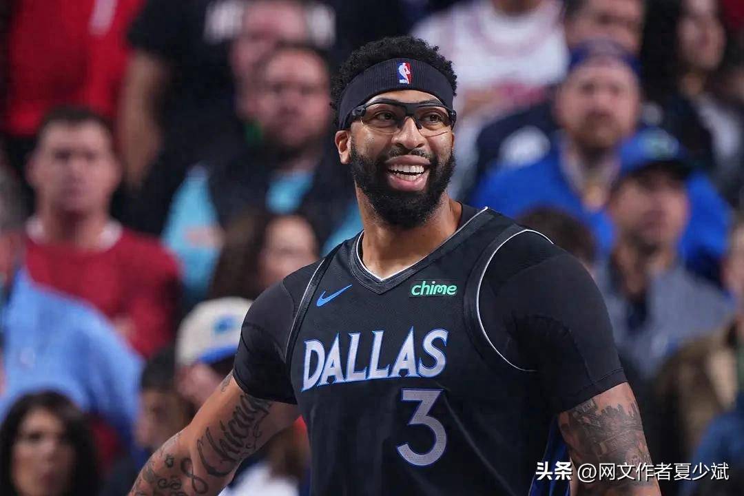 浓眉哥在巴塞罗那比赛中势不可挡，出色防守引发热议！的简单介绍