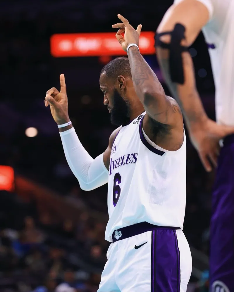 穆古鲁扎回归赛场，败北首场状态亮眼，湖人观众沸腾！的简单介绍